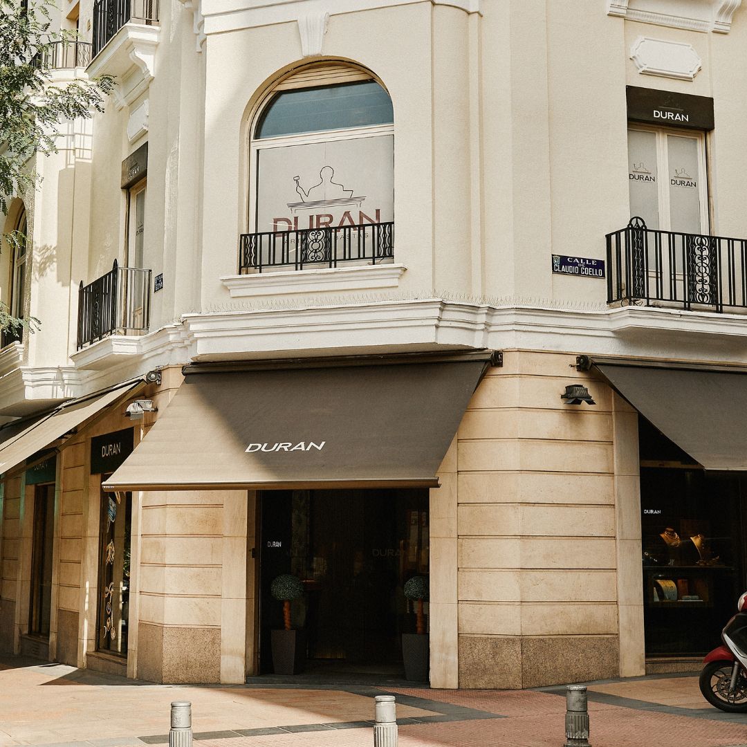 1998
Se inaugura la gran tienda de tres plantas en la madrileña Calle de Goya nº 30 para la venta de joyería, relojería Suiza, platería y artículos de lujo.